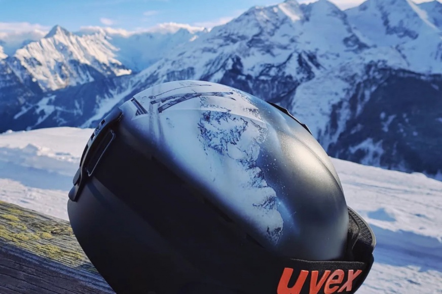 Ski helmet