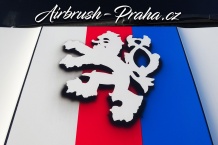 Airbrush na kapotu auta. Česká vlajka.