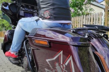 Airbrush kufry Harley-Davidson a helma s motivem Českého lva.