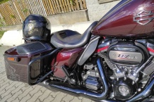 Airbrush kufry Harley-Davidson a helma s motivem Českého lva.