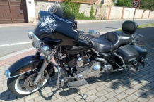 Airbrush na batwing motorky Harley-Davison