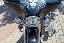 Airbrush na batwing motorky Harley-Davison