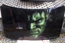 Airbrush malba HULK na kapotu auta.