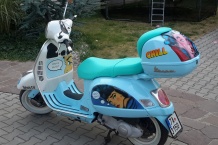 Airbrush a celolak skůtr Vespa.