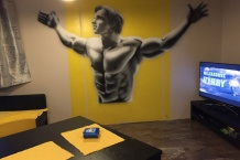 Arnold Schwarzenegger graffiti na zakázku v interiéru