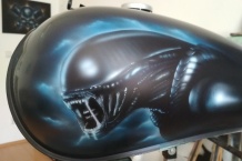 Airbrush motorky. Malba vetřelec na nádrž.