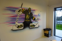 Hokejista malba na zeď v dětským pokoji